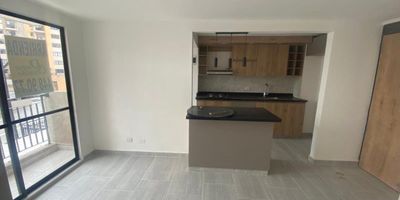 Moderno apartamento de 53 m² con 2 habitaciones, 2 baños, cocina con red de gas, zona de ropas y balcón con buena vista. Espacios bien distribuidos, luminosos y funcionales. Ubicado en un conjunto residencial con excelentes zonas comunes, rodeado de naturaleza y con fácil acceso a vías principales. Ideal para vivir o invertir.