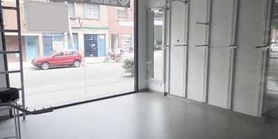 Excelente oportunidad de inversión ubicado en San Andresito San José, Local con mezanine, pisos en cerámica, baños comunales, parqueo de visitantes. Ubicado en centro comercial.