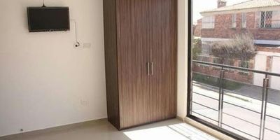 Se pueden colocar oficinas, en cada piso puede vivir una familia, casa de tres pisos, once habitaciones, cinco baños, sirve para arrendar por habitación o por oficinas, cerca a Andres carnes de res, zona residencial no conjunto cerrado