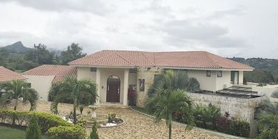 Hermosa casa campestre que cuenta con cinco amplias habitaciones dobles con baño, vestier y balcón, alcoba principal con aire acondicionado, baño, vestier y amplia terraza. Cuenta con estudio independiente, sala de televisión tipo teatrino, comedor y sala independiente en doble altura, cocina integral totalmente dotada, cuarto de servicio con baño y zona de lavandería. Piscina con borde infinito y jacuzzi ambos con calefacción, sauna con zona de estar y ducha, zona BBQ, salón de juegos con baño y bar, parque para niños, cancha de microfutbol, cancha de minitejo. Fuentes de agua interna y externa. Casa para mayordomo, circuito cerrado de televisión, alarma, deposito y cuarto de maquinas, dos tanques de reserva de agua, parqueadero cubierto para 4 vehículos y descubierto para 10 vehículos. La propiedad cuenta con hermosos jardines y arboles frutales