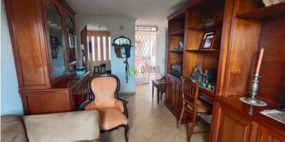 Apartamento con excelente ubicación, zona sur muy central, unidades cañaverales, cerca a transporte publico, colegios, centros comerciales, tiendas. Apartamento ubicado en el 5 piso de la torre sin ascensor, consta de 3 alcobas 2 con closet, baño, sala comedor, cocina integral, zona de oficios. Unidad residencial con vigilancia 24 horas, zona de parqueadero comunitario, zona infantil, cancha de futbol, circuito cerrado de tv, buenas vías de acceso.
