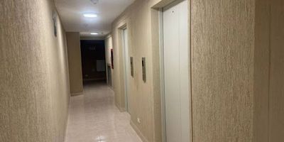 Excelente apartamento vista exterior nuevo para estrenar con un área construida de 42.50mt2 consta de sala, comedor, cocina, zona de ropas, dos habitaciones y un baño. Ubicado en un piso 18 la torre cuenta con doble ascensor. El conjunto cuenta con vigilancia las 24 horas, recepción, zonas verdes, parque para niños, gimnasio, piscina, salón social, cancha múltiple. Cerca de la Cra 68, av esperanza, calle 13, terminal y centros comerciales.