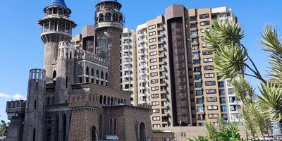 Se arrienda lujoso y amplio apartamento para estrenar con una excelente ubicación, cerca al Parque principal de San Antonio de Pereira en el municipio de Rionegro, también podrás disfrutar de supermercados, tiendas, zonas comerciales, restaurantes reconocidos y muchos más beneficios que solo este sector tiene para tí.El inmueble cuenta con sala-comedor, cocina integral con estufa de gas de 4 puestos, un balcón con una espectacular vista panorámica, zona de ropas, 3 alcobas de las cuales 2 cuentan con vestier y la principal con baño privado más el baño social y closet en la alcoba de apoyo, piso en cerámica, parqueadero privado cubierto, cuarto útil.Zonas comunes: salón social, piscina, portería 24 horas, castillo, placa deportiva, parque infantil, gimnasio, zonas verdes, zonas recreativas dentro del castillo.  
Anímate, !!agencia tú cita ya!!