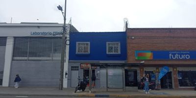 Se arrienda amplio y bien ubicado local comercial en el barrio Olaya,cerca de la Avenida 1° de Mayo, una zona de alta afluencia y fácil acceso. El local cuenta con su baño privado, techo en drywall, excelente iluminación y un espacio amplio ideal para diferentes tipos de negocio. No se permite el uso para licoreras, talleres o comidas, garantizando un entorno tranquilo y ordenado. ¡Aprovecha esta gran oportunidad para establecer tu negocio en una ubicación estratégica!