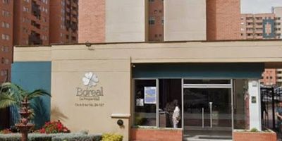 Apartamento en arriendo ubicado en el barrio La Prosperidad, municipio de Madrid Cundinamarca, con un área de 58 m y estrato 4. Cuenta con tres habitaciones con clóset, dos baños, sala-comedor, estudio, cocina integral con estufa y calentador a gas, zona de ropas, balcón, pisos son en cerámica. El conjunto residencial dispone de completas zonas comunes tipo Club House, piscina, gimnasio, zona infantil, cancha múltiple y vigilancia, ascensor y parqueadero comunal. Su ubicación es estratégica, sobre vía principal, con fácil acceso a transporte público y cercanía a comercios, colegios y servicios. canon mas administracion. para más información, comuníquese con el ejecutivo comercial juan gómez al celular o whatsapp 3185923653 o al correo juan.gomezinmobiliariasaliadas.com.