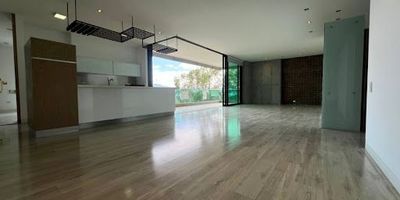 Hermoso Apartamento de 180 metros, con hermosos acabados y excelente vista panorámica, cuenta con 3 amplias habitaciones más alcoba del servicio, Vestier y closets, 5 baños, cocina abierta con iluminación natural, zona de ropas, piso en porcelanato y madera, Este hermoso apartamento es ideal para descansar o compartir en familia, cuenta con 2 parqueadero privado y cuarto útil, en unidad cerrada con Portería 24 horas, piscina, turco, salón social, jardín, sendero de mascotas y juegos infantiles adicional vas a poder contar con cómodas vías de acceso, senderos peatonales, cerca podrás encontrar restaurantes, supermercados, bancos, iglesias, gimnasios, centros comerciales entre otras más. Agenda tu visita ahora!!!  