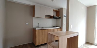 El apartamento ubicado en la unidad cerrada Boral, en el barrio El Porvenir de Rionegro, ofrece una excelente ubicacion estrategica. Cuenta con facil acceso a la via principal que conecta con el Aeropuerto Jose Maria Cordova y el Tunel de Oriente, facilitando la movilidad hacia diferentes puntos de la region. Ademas, se encuentra cerca de supermercados, colegios y hospitales, lo que aporta comodidad y practicidad en el dia a dia. Este entorno residencial seguro y tranquilo, combinado con su proximidad a servicios esenciales, lo convierte en una opcion ideal para quienes buscan confort y accesibilidad en Rionegro.