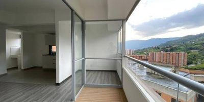 Moderno apartamento de 80 m, ubicado en el piso 24, con excelente iluminación, ventilación y una vista privilegiada. El espacio combina comodidad y funcionalidad en cada uno de sus ambientes, Características del inmueble, Sala comedor amplia con salida al balcón, Cocina integral moderna, Zona de ropas independiente, Tres habitaciones y dos baños completos, Parqueadero doble lineal y cuarto útil, Unidad residencial cerrada, actualmente con zonas comunes en construcción  Excelente ubicación en un sector tranquilo y de alta valorización, cerca de comercios, transporte público y vías principales, Agenda tu visita y conoce este excelente lugar para vivir.