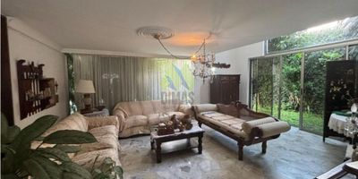 Hermosa casa esquinera de dos pisos ubicada en el barrio Ingenio. Lote de 490 m² y construcción de 440 m², en zona totalmente residencial.
Primer piso: amplio antejardín, dos parqueaderos paralelos, tres salas independientes (dos con acceso a jardines internos y piscina), comedor con mueble empotrado, cocina semiabierta, baño social con turco, depósito, dos salas adicionales junto a la piscina, zona de TV, BBQ, piscina grande y cuarto de servicio con baño.
Segundo piso: habitación principal con baño muy amplio y clósets, tres habitaciones auxiliares cada una con baño y clóset, zona de aseo y estudio abierto con vista al primer nivel y salida a balcón con vista a la piscina.
Pisos en retal de mármol, espacios generosos, frescos y bien iluminados, con jardines internos que aportan naturalidad y confort. Únicos propietarios. Excelente ubicación, cerca de vías principales, colegios, universidades y centros comerciales.
