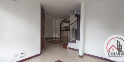 Se arrienda casa campestre en Sabaneta, Antioquia, ubicada en el barrio Santa Ana. Esta propiedad de 80 m² ofrece 3 habitaciones y 3 baños, con la flexibilidad de un estudio o una cuarta alcoba. Es una casa de un nivel que cuenta con vigilancia, brindando un ambiente seguro. Con un canon de arriendo de $3.700.000, esta casa es una práctica opción en Sabaneta. Para más información o para agendar una visita, contáctenos vía WhatsApp o a través de las opciones para ver teléfonos.