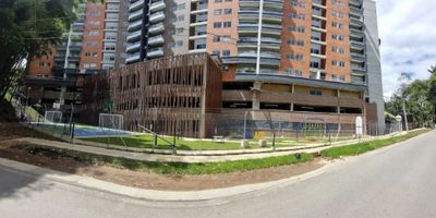 Apartamento en Renta  Colina de Alcaravanes – Comodidad, Naturaleza y Ubicación Estratégica!

Vive en un entorno tranquilo, rodeado de naturaleza y con excelente conectividad. Este apartamento en Colina de Alcaravanes ofrece una distribución funcional, espacios bien iluminados y todas las comodidades que necesitas para disfrutar cada día.

 Características del Apartamento


 
 Sala comedor con salida a un acogedor balcón 
 
 
 Cocina integral con buen espacio de almacenamiento
 
 
 Zona de ropas independiente
 
 
 Baño social completo
 
 
 1  habitaciones auxilar o estudio 
 
 
 Habitación principal con closet  y baño privado
 
 
 Cuarto util, parquedero privado 
 


 Ubicación privilegiada:


 
 A solo 5 minutos de la autopista Medellín–Bogotá
 
 
 Cerca de fábricas reconocidas como Imusa, Familia, Pintuco y Ecar
 
 
 10 minutos del parque principal de Marinilla
 
 
 Acceso a transporte público hacia Rionegro, Guarne, Santuario y veredas cercanas
 
 
 3 min del Club de Pesca Alcaravanes
 
 
 25 min del Aeropuerto José María Córdova
 
 
 40 min de Guatapé
 


 Comodidades de la unidad residencial:


 
 Portería 24 horas
 
 
 Lobby de acceso
 
 
 2 ascensores por torre
 
 
 Juegos infantiles y cancha múltiple
 
 
 Zona para mascotas
 
 
 Zona BBQ con terraza panorámica
 
 
 Salón social con terraza
 
 
 Mirador, gimnasio dotado, turco y jacuzzi
 


Vive con tranquilidad y calidad de vida en un sector campestre y con excelentes beneficios!
Contáctanos para agendar tu visita. ¡Disponible solo en renta!
