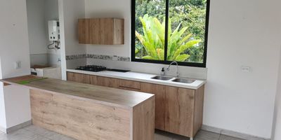 Casa Campestre en arriendo en El Tigre Cerritos, cerca a rutas de transporte público y servicios complementarios de la zona. Cuenta con salacomedor, pisos en cerámica, estudio, hall de alcobas, dos habitaciones, dos baños, cocina integral tipo americano en mesón de Quartzone, estufa, calentador a gas, zona de ropas, jardín y antejardín. En unidad independiente con dos parqueaderos, Inmueble sujeto a verificación de disponibilidad.