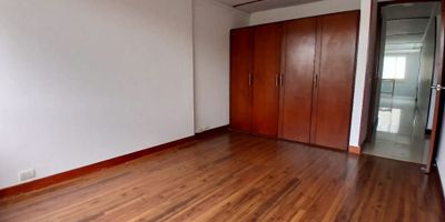 Lindo apartamento de una habitación, con un área de 36 metros cuadrados aproximadamente ideal para una persona o pareja.
El apartamento se encuentra ubicado dentro de una casa con entrada independiente y cuenta con los siguientes características: 
un baño, sala comedor, cocina integral eléctrica, zona de lavandería; vías de acceso av. suba, av. calle 127, av. calle 116.