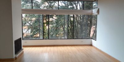 Arrendamos este amplio y cómodo apartamento con excelente iluminación natural, se encuentra en el barrio santa barbara, cerca a Unicentro, rodeado de parques naturales, ubicado en un quinto piso sin ascensor pero escalones descansados.
Cuenta con un área de 98 metros cuadrados y la siguiente distribución:  Sala comedor con chimenea, cortinas y pisos laminados, cocina integral amplia con buena cantidad de gabinetes, y la zona de lavandería semi- independiente, tres habitaciones con closet, dos baños completos uno de ellos en la alcoba principal, un garaje cubierto, el valor del arriendo sumando canon y la administración es de $3.700.000 los cuales se pueden negociar.