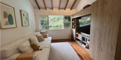 ? Casa en arriendo en San Lucas – El Poblado, Medellín

Hermosa casa adosada de 2 niveles ubicada en unidad cerrada del exclusivo sector San Lucas, El Poblado.
Cuenta con amplios y modernos espacios, excelente iluminación natural y una agradable zona verde privada con terraza.

Distribución:


 
 3 habitaciones, cada una con baño privado
 
 
 1 baño social
 
 
 Sala y comedor independientes
 
 
 Cocina integral moderna
 
 
 Zona de ropas
 
 
 Estudio
 
 
 2 parqueaderos cubiertos
 


Acceso completamente pavimentado y cerca de Be My Guest Travel y la Transversal Superior.
Ideal para quienes buscan tranquilidad, comodidad y una ubicación privilegiada en Medellín.

? Canon de arriendo: $14.000.000 COP
? Parqueaderos: 2 cubiertos
