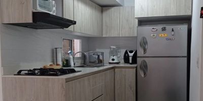 CASA EN VENTA REMODELADA CON UN DISEÑO MUY COMODO Y AGRADABLE. EL CUARTO PRINCIPAL QUEDO SUPER AMPLIO ESPACIOSO COMODO  CON SU BAÑO PRIVADO SU CLOSET PODRAS AMUEBLARLO A TU GUSTO. DOS CUARTOS EN ELL SEGUNDO PISO DOS BAÑOS.
PRIMER PISO UN CUARTO Y UN BAÑO SOCIAL, TERRAZA CUBIERTA ENRREJADA PARA TENER ESPACIOS CON LA FAMILIA E IGUALMENTE UN ESPACIO PARA PARQUEAR UN VEHICULO, PATIO ENCHAPADO CON SU VENTANALES QUE LE DAN ELEGACIA E IMPONENCIA A  LA CASA, SALA Y COMEDOR AMPLIO