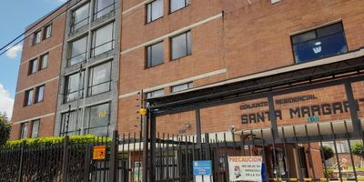 ADMINSITRADORA AAVAL  ARRIENDA  APARTAMENTO REMODELADO, CUARTO PISO SIN ASCENSOR, TRES HABITACIONES, DOS CON CLOSET, SALA COMEDOR, UN BAÑO, COCINA INTEGRAL A GAS NATURAL, PISOS EN CERAMICA, SIN PARQUEADERO, CALENTADOR A GAS NATURAL, CERCA AL PORTAL 20 DE JULIO, CANCHA DE FUTBOL, ZONA INFANTIL CERCA A LA CARRERA DECIMA.