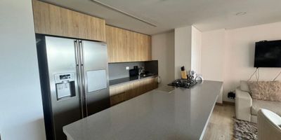 Apartamento en ARRIENDO de 3 habitaciones - principal con vestier, baño y balcón (2 auxiliares con closet), estudio pequeño, sala comedor, balcón, cocina, baño social, zona de ropas independiente - calentador, parqueadero y cuarto útil.
