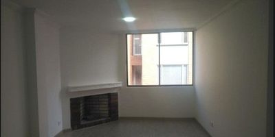 Apartamento con ideal ubicación. Su zona social es acogedora, luminosa, y cuenta con chimenea, lo cual le permitirá tener un espacio cálido ideal para compartir momentos en familia. Además, su cocina integral espaciosa y con zona de ropas independiente, sus habitaciones amplias con su respectivo closet. El edificio cuenta con vigilancia permanente y ascensor, Se encuentra en un sector agradable, rodeado de parques, comercios y restaurantes, con fácil vías de acceso como la autopista y cercanía a la estación de trasmilenio de la 146.Contáctenos y agende su cita.