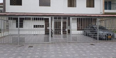 Se alquila apartamento en La Flora por $1.000.000, ubicado sobre la Avenida 5C Norte, cerca de supermercados, bancos, clínicas, transporte público y zonas comerciales del norte de Cali. El inmueble tiene 50 m², 2 alcobas, 1 baño, sala–comedor, cocina y buena iluminación natural. No cuenta con parqueadero. Sector altamente valorizado, con excelente accesibilidad y todo al alcance a pocos minutos. Ideal para quienes buscan ubicación estratégica a bajo costo. Agenda tu visita.