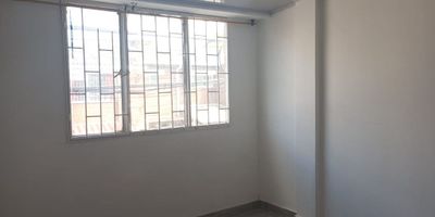 Aparta estudio dúplex, ubicado en una de las zonas más exclusivas de la ciudad. cuenta con una habitación amplia, sala-comedor, un baño, cocina y zona de ropas, un cómodo parqueadero con entrada independiente, este espacio es ideal para quienes buscan comodidad. creando un ambiente acogedor y lleno de luz natural. Además, su ubicación estratégica te brinda fácil acceso a servicios, comercios, con cómodas vías de acceso a cuatro avenidas principales, Estación comuneros de Transmilenio, Avenida Calle 3°, Avenida Cra. 27, Avenida Calle 6°. No pierdas la oportunidad de hacer de este lugar tu nuevo hogar. Contáctanos y agenda tu cita.