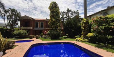 Codigo 19423. Vendo Casa Campestre o de descanso, amoblada y equipada en parcelación Solares de la Morada, en Jamundí, Valle del Cauca. LISTA PARA HABITAR Área de Lote 1.500 mts, amplias zonas verdes, jardines y privacidad. Casa construida 560 mts más corredores y un amplio salón social o Gym de 200 mts aproximadamente, un espacio independiente para disfrutar y relajarse.La casa consta de 5 habitaciones muy amplias con sus baño y vestidor, balcones con vista a la zona verde, piscina y turco, más la habitación del servicio con su baño ,sala de televisión o Family room.La sala principal y el comedor son amplios e iluminados, con grandes ventanales que conectan con el exterior. Adicional salas auxiliares ubicadas en el interior de la casa y en la terraza.El comedor es independiente y una fuente espejo de agua, Cocina tradicional con isla ,cómoda, funcional y amplia ,cuenta con un estudio, sala de TV  y un espacio de oficina.Zona de oficios y lavandería.Amplias Zonas Verdes jardines que proporcionan un ambiente fresco y campestre. Piscina privada para niños y adultos, turco y Gym.Parqueadero amplio para 6 carros y  dos cubiertos.Portería privada y portería de acceso a La Morada .Es un lugar ideal para un cambio de ambiente, relajarse, disfrutar y compartir en familia, aprovechando la cercanía a Jamundí y al sur de Cali