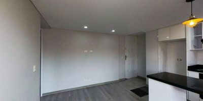 Venta de Espectacular Apartamento en Castilla Central
 

Descripción del inmueble

Moderno apartamento con excelente distribución e iluminación natural, ubicado en una zona residencial con alta valorización y acceso a importantes vías del suroccidente de Bogotá.
El inmueble cuenta con:


 
 Sala-comedor con piso laminado
 
 
 Cocina integral equipada
 
 
 Zona de lavandería independiente
 
 
 Piso: 19° (con ascensor)
 
 
 Parqueadero Comunal
 
 
 Vista interior que garantiza tranquilidad y confort
 


Características del conjunto residencial


 
 Zonas verdes y área infantil
 
 
 Salones comunales
 
 
 Gimnasio
 
 
 Zona de lavandería compartida
 
 
 Vigilancia privada 24 horas y control de acceso
 
 
 Ascensores modernos
 


Ubicación y entorno

Excelente conectividad por la Calle 10 y la Avenida Ciudad de Cali, con cercanía a:


 
 Centros comerciales Ciudad Tintal y Tintal Plaza
 
 
 Almacenes Éxito, Jumbo, Homecenter y Cafam
 
 
 Colegios Agustiniano Tagaste y Gabriel Betancourt Mejía
 
 
 Universidad Uniagustiniana
 
 
 Estación de TransMilenio Banderas
 


Una opción ideal para vivir o invertir en un sector con gran proyección y todas las comodidades.

Agenda tu visita y conoce este excelente apartamento en Castilla Central, completamente libre, al día y para entrega inmediata.
