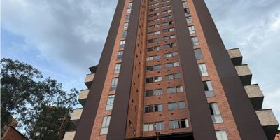 Este apartamento para alquiler se encuentra ubicado en una de las ciudades más dinámicas y atractivas de Colombia: Medellín,  en el prestigioso sector del Poblado. . Su área total de 86 M2 está inteligentemente distribuida en 3 alcobas (la principal con vestier, baño y balcón), 2 baños completos, uno de ellos en la habitación principal, cocina integral, sala-comedor con un amplio balcón, amplia zona de ropas, parqueadero sencillo y cuarto útil. 

La unidad residencial cuenta con excelentes zonas sociales como piscina, gimnasio muy bien dotado, jacuzzi, turco, salón social y una terraza con vista a la ciudad. Además se encuentra en un exclusivo sector del poblado a media cuadra de la transversal superior, muy cerca al centro comercial el tesoro y los mejores restaurantes y clínicas de la ciudad. 

No dejes pasar la oportunidad de vivir en este apartamento de ensueño en una de las mejores ciudades de Colombia. ¡Contáctanos ahora y hazlo tuyo antes de que alguien más lo haga!
