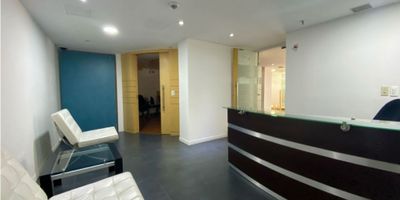 El inmueble cuenta con 332 m² distribuidos en área abierta adaptable, perfecta para estaciones de trabajo, salas de reuniones, oficinas privadas y zona de recepción. Dispone de cuatro parqueaderos privados, pisos en porcelanato de alto tráfico, y ventanales de piso a techo que garantizan ventilación e ingreso de luz natural durante todo el día.

El edificio ofrece vigilancia 24/7, acceso controlado, ascensores de alta velocidad, planta eléctrica de suplencia total, y tanques de reserva de agua, brindando seguridad y continuidad operativa.
