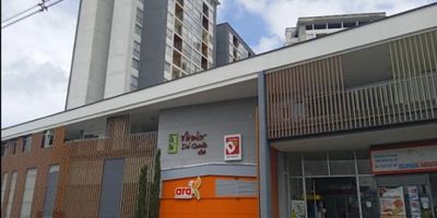 Apartamento en Conjunto Residencial, sector la Pavona (Occidente armenia)

Piso: 14 (con ascensor )
Área construida: 60 m²

Distribución:


 2 alcobas, principal con baño privado
 Baño auxiliar
 Sala comedor
 Cocina integral
 Estudio
 Zona de ropas
 Balcón


Características del conjunto residencial:


 Piscina 
 Salon social
 Parque infantil
 Ascensor
 Cámaras de seguridad
 Vigilancia 24/7


Ubicación estratégica: cerca a parques tematicos, Parque del Café, Panaca, las Bailarinas, Aeropuerto el Edén, Cercanía a transporte público, comercio y zonas de valorización

Ideal para vivir en un entorno seguro y campestre, o para inversión en rentas cortas tipo Airbnb.
