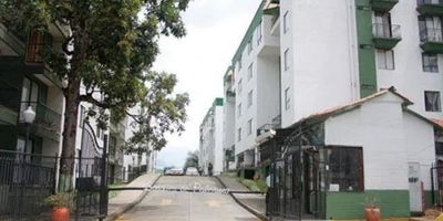 Codigo: 956FR9809. Vive en uno de los sectores más apetecidos de Armenia, en un conjunto residencial con todas las comodidades para tu familia y con excelente ubicación cerca de colegios, universidades, centros comerciales, clínicas y supermercados.

 Características del apartamento:


 3 habitaciones:  Principal con excelente iluminación, baño privado, 2 habitaciones auxiliares, clóset en madera. 
 Sala – Comedor amplio
 Baño social 
 Cocina integral equipada
 Zona de ropas independiente
 Parqueadero propio (escritura independiente)


Amenidades del conjunto residencial:


 Vigilancia privada 24/7
 Piscinas para adultos y niños
 Salón social
 Cancha múltiple
 Zona BBQ
 Juegos infantiles


Ubicación estratégica: Norte de Armenia, sector Avenida 19, con alta valorización y fácil acceso a los principales puntos de la ciudad.

Ideal tanto para vivir como para invertir (rentas cortas tipo Airbnb).

No pierdas la oportunidad de invertir en tu hogar soñado o garantizar un ingreso pasivo
