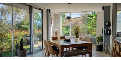 Código 956FR0724. VENTA DE CASA CAMPESTRE –  VÍA AL CAIMO, ARMENIA KM 2

– CONJUNTO CERRADO CON VIGILANCIA 24/7

Viva el encanto del Quindío en esta exclusiva casa campestre de 2 niveles, ubicada en un conjunto cerrado, seguridad permanente y circuito cerrado de cámaras, amplios jardines, rodeado de un entorno natural único y con hermosa vista a la cordillera.

Primera planta:


 Sala-comedor amplia e iluminada, con ventanales de piso a techo que integran el interior con el paisaje
 Cocina integral abierta tipo americano, moderna y ventilada.
 Zona de lavandería iluminada.
 Habitación amplia con baño completo.
 Baño social.


Segunda planta:


 Habitación principal amplia, walk-in closet, baño privado.
 2 habitaciónes amplias e iluminadas, clóset.
 Baño social
 Hall de alcobas con espacio para sala de TV o estudio


Extras y acabados:


 Anjeos en ventanas y puertas.
 Área de BBQ.
 Parqueadero para 4 vehículos.


Áreas comunes del conjunto:


 Cancha de microfútbol.
 Parqueadero para visitantes.
 Senderos ecológicos.
 Salón comunal para eventos.
 Zonas verdes generosas para avistamiento de aves.


Ubicada a pocos minutos de Armenia, en un entorno campestre seguro y tranquilo, perfecta para quienes buscan naturaleza, confort y exclusividad en el corazón del Paisaje Cultural Cafetero.

? Precio de oportunidad para una propiedad única con excelente proyección de valorización.
