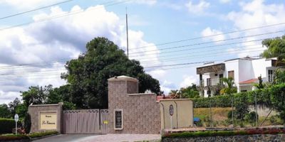 Código 956FR1055.

VENTA DE CASA CAMPESTRE – VÍA AL AEROPUERTO EL EDÉN, ARMENIA – CONJUNTO CERRADO CON VIGILANCIA 24/7.

Descubra el encanto del Quindío en esta exclusiva casa campestre, ubicada en conjunto residencial, seguridad permanente. Lote de 1600 m², amplios jardines y espacio ideal para huerta propia y zona húmeda.

Área construida: 420 m², con apenas 2 años de construida, totalmente lista para habitar, con papeles al día, libre de deuda

Distribución y características:


 Sala-comedor muy amplia, con ventanales de piso a techo.
 Cocina abierta tipo americano.
 Zona de ropas independiente.
 5 habitaciones, Habitación principal con Walking closet (vestier), 3 habitaciones con baño privado, closet
 2 Baños sociales.
 Hall de alcobas 
 Casa Unifamiliar
 Parqueadero cubierto para 2 vehiculos


? Ubicación estratégica: Un hogar perfecto para quienes buscan tranquilidad, naturaleza y confort en un mismo lugar, con una ubicación estratégica cerca de la ciudad y rodeado del paisaje cultural cafetero, zona de alta valorización

? ¡No esperes más!
Agenda tu visita hoy mismo y déjate enamorar por este espacio listo para vivir.

? Precio de oportunidad.
