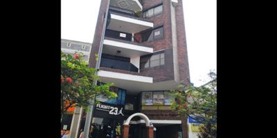 Código: 956FR9816

¡VIVE EN EL CORAZÓN DE ARMENIA! – Apartamento Remodelado en la Peatonal de la 14

? Ubicación Centro de Armenia

? Área: 113 m² | ? Segundo piso

? Descubre el equilibrio perfecto entre elegancia y confort:

Amplia sala comedor con lámparas y ventiladores de lujo.

3 habitaciones: principal con baño privado, ducha masajeadora y jacuzzi.


 
 3 baños modernos (incluido baño social con ducha).
 
 
 Cocina integral americana en mármol con horno, estufa y extractor.
 
 
 Balcón con vista exterior, ideal para disfrutar un café al amanecer ☕
 
 
 Parqueadero cubierto para camioneta grande.
 
 
 Seguridad total: cámaras, puertas electrónicas y acceso controlado.
 


? Ubicación estratégica: a 3 cuadras de la Plaza de Bolívar, cerca a la Alcaldía y principales comercios.
Disfruta la comodidad del centro sin renunciar a la tranquilidad

Ventajas de ubicación:
Zona central, segura y con excelente movilidad. Cerca a supermercados, comercio, instituciones públicas y transporte

? ¡No esperes más!
Agenda tu visita hoy mismo y déjate enamorar por este espacio listo para vivir.
