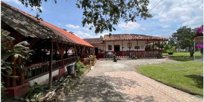 Venta de casa campestre en la vía a Pueblo Tapao – Quindío
Se vende amplia propiedad campestre con una ubicación privilegiada sobre la vía a Pueblo Tapao, ideal para vivienda familiar o proyecto turístico.
Área del lote: 6.695 m²Área construida: 200 m²
La propiedad cuenta con dos cabañas y un salón social, rodeados de un entorno natural con amplias zonas verdes.
Distribución:Cabaña principal: sala comedor, cocina, zona social, perrera, 4 habitaciones y 3 adicionales externas, 1 baño.Cabaña prefabricada: 1 habitación y 1 baño.
Valor de venta: $1.200 millones
Una excelente oportunidad para quienes buscan tranquilidad, naturaleza y un amplio espacio con múltiples posibilidades de uso.