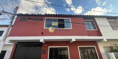 Casa en Arriendo en Girón - El Poblado, cuenta con 2 Niveles con 4 alcobas, 3 baños, garaje para 2 carros, sala, comedor independiente, cocina tradicional, hall de TV, zona de ropas y patio interno. Ubicado a pocos minutos de la zona comercial. 