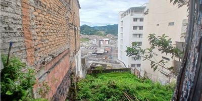 Lote Urbano en Venta en Avenida Santander

Oportunidad para constructores o inversionistas que buscan desarrollar un proyecto con alta visibilidad. Este lote de 348 m2 está estratégicamente ubicado sobre una de las vías principales de Manizales.

Descripción de la propiedad

Lote urbano con impuestos al día y estudio de suelos realizado, listo para edificar. Su tamaño permite un proyecto de buen impacto en una zona de alta valorización.

Descripción del entorno y acceso

Ubicado sobre toda la Avenida Santander, justo frente al Hospital Infantil. Disfruta de vista panorámica, proximidad a zonas verdes y excelente acceso a transporte público. Es un sector de alta fluidez en una zona residencial.

Contáctanos

Si está interesado en invertir en este punto estratégico, conversemos. Escríbanos a nuestro WhatsApp para agendar una visita o acceder a los documentos.


 
