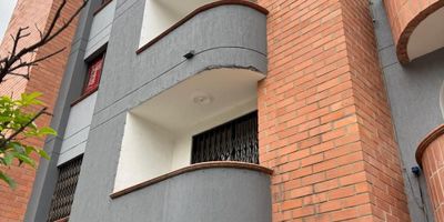 Edificio Stefanias con ascensor y citófono
APARTAMENTO EN VENTA SECTOR LA SALLE ENVIGADO

UN LUGAR TRANQUILO PARA VIVIR
EN EDIFICIO PH
2 NIVEL
Barrio La Salle
Municipio			Envigado - Antioquia
Estrato				4
Área apartamento		111 m2 aproximada 
Área garaje			14,28 m2 
Predial anual			$3.899.200
Administración. 		$227.000 mensuales
INVERSION 			$650.000.000			
Comodidades
Alcoba principal con baño	1
Alcobas				2
Baño auxiliar			1
Baño social			1
Closets				3
Cocina	Integral		1
Red de gas			si
Alcoba servicio	con baño	1
Zona de ropas			si
Tipo de piso			Mármol			
Sala comedor			Si
Balcones			3
Parqueadero			Si

UBICACION:  Sector estratégico, plano, muy cerca a la Frontera, con todas las redes de servicios a la mano