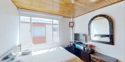 La propiedad en venta se encuentra ubicada en el fraccionamiento privado de París, en la ciudad de Bogotá D.C., Colombia. Este departamento de 62 metros cuadrados cuenta con 3 habitaciones, 1 baño y se encuentra en buen estado. Construido en 1983, el edificio ofrece seguridad 24 horas, circuito cerrado y portero. Además, cuenta con salón de eventos, juegos infantiles y estacionamiento de visitas. El departamento está en el cuarto piso y tiene una cómoda distribución. Con una ubicación privilegiada, esta propiedad es ideal para quienes buscan vivir en un ambiente seguro y tranquilo en la ciudad de Bogotá. DEQ-388 
