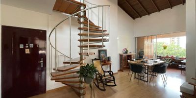 Apartamento para venta en Laureles, Medellin, area 141 M2, habitaciones 3 + servicio, Baños 3 + servicio, Sala comedor cocina y zona de ropas, balcon amplio,  Mesanini (4 hab / estudio ), Cerca al segund0 parque de laureles, 2 garaje paralelos, estrato 5. Admon $832.000. Edicidio con Porteria 24h, plazoleta y parqueadero de visitantes. Zona muy tranquila y con muy buen transporte. Precio $850 millones, al cambio de hoy aproximados USD 220.000
