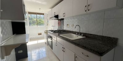 Apartamento en alquiler en el Poblado sector los Gonzalez de 90 mts, 3 alcobas, 2 baños, estudio abierto, cocina integral y parqueadero cubierto.

Unidad con porteria 24 hrs, gimnasio, salon social, jacuzzi, piscina.

Codigo Inmobiliario. 9560120
