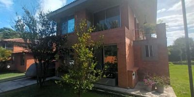 Exclusiva Casa en condominio campestre ubicada en la Hacienda el Castillo a 11 km del CC jardín plaza, en la vía Cali Jamundí, 241 m2 de lote con 230 m2 construidos en dos pisos, 3 habitaciones todas con baño y balcón, principal con vestier, sala comedor, cocina americana, sala auxiliar, baño social, zona de oficios con baño, amplia terraza cubierta, Parqueadero para 3 vehículos. Zonas comunes (juegos infantiles, piscinas, turco, salón social, amplas zonas verdes, parqueaderos de visitantes, cancha múltiple, seguridad privada) el condómino esta ubicado cerca de la iglesia, panadería, supermercado, restaurantes. 
