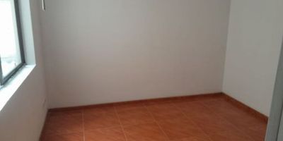 Esta propiedad en Bogotá, ubicada en el barrio de Engativá, cuenta con 2 baños y 3 habitaciones. tiene una superficie total de 59.01 m², en excelente estado de conservación. Entre sus comodidades, encontramos un comedor diario, comedor, cocina propia, estudio/oficina, lavandería, lavadero y sala. La propiedad no dispone de estacionamiento. se encuentra en una zona tranquila y bien comunicada. Los gastos comunes ascienden a 170,000 pesos colombianos. Es una excelente oportunidad de inversión en una zona residencial de Bogotá.DBW-202 
