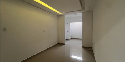 Ven a vivir en esta hermosa casa ubicada en Cali, conocida por su belleza natural, Con un área total de 176 M2, esta propiedad es ideal para aquellos que buscan amplitud y comodidad en un entorno urbano.

La casa cuenta con una amplia área construida de 350 M2 distribuidos en dos niveles, lo que la convierte en el hogar perfecto para una familia numerosa. Con 5 habitaciones 5 baños, no tendrás que preocuparte por hacer fila para usar el baño en las mañanas. Además, la propiedad cuenta con 2 garajes, lo que te permitirá estacionar tus vehículos de forma segura y cómoda.

Con su moderno diseño te brinda una excelente iluminación natural y una vista espectacular al exterior.  tiene aire acondicionado y sistema de alarma para que puedas ajustar la temperatura y mantener tu hogar seguro. su ubicación cercana a centros comerciales, colegios y universidades, y fácil acceso a transporte público, la convierten en un lugar ideal para vivir en una zona residencial tranquila y segura.

Ven a conocer esta casa y descubre por qué es la opción perfecta para ti y tu familia. ¡No pierdas la oportunidad de vivir en un lugar que lo tiene todo!
