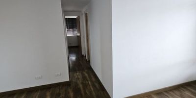 Se vende un apartamento en el Conjunto Residencial La Gran Manzana, ubicado en el barrio La Clarita de Engativá, en Bogotá D.C. El inmueble se encuentra en un cuarto piso y cuenta con una superficie total de 52.02 m². Se encuentra en buen estado. La distribución interior incluye tres habitaciones, dos baños, sala, zona de ropa, closets. El acceso a la propiedad es fácil y se encuentra en una zona con escuelas cercanas, zonas verdes y apta para mascotas.DER-456
