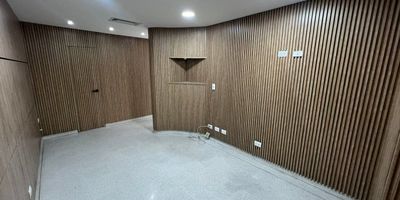 Ofrecemos consultorio en la Clinica Medellín del Poblado, esta tiene dos espacios con lavamanos y con iluminación, recepción, cocineta, baño, un parqueadero privado, ademas cuenta con aire acondicionado, y todas las areas comunes de la clinica medellin sede poblado.
