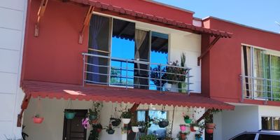 endo Preciosa Casa en Conjunto Madeira, la mejor de la Unidad. A 4 cuadras del hospital piloto. Via hacia las piñas,,Jamundi. Muy central. Cerca a bancos, oficinas del gobierno y super mercados, Área const: 144 mts. Cocina equipada integral, Sala comedor.  Baño social  Comedor auxiliar. 1 habitación con ducha. Patio de ropas, Garage. 2 piso: 3 habitaciones con closet. 1 baño . Calentador de agua. ADMINISTRACION: 315 mil.  Precio: $ 280 millones