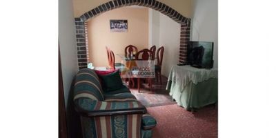 VENTA CASA LAGOS 2 - FLORIDABLANCA

 

Casa de dos niveles, cada piso tiene entrada independiente, es decir 2 apartamentos y comparten los servicios, área terreno 6 x 12, área construida 140 mt2, estrato 3, casa peatonal.

 

Descripción: 

1 Nivel: 2 habitaciones, sala - comedor, tiene un semi cuarto q sirve para guardar cosas o un estudio, patio, cocina tradicional y un baño.

2 Nivel: 3 habitaciones, sala - comedor, cocina tradicional, un baño, zona de ropas.

 

Precio de Venta: $300.000.000

 

Sector tranquilo, cerca de colegios, clínicas, iglesias, zonas deportivas, centros comerciales, supermercados, Acualago, buen servicio de transporte público.

 

Tenemos todo lo que necesitas!

Comunícate con nosotros:

☎ +57 (7) 6847511  ?3203430689
