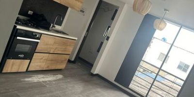 Esta propiedad en venta se encuentra ubicada en el Edificio Real 75 en Engativa. Con una superficie total de 49.22 metros cuadrados, esta propiedad ofrece 3 habitaciones y 2 baños, además de una cocina integral, balcón, terraza y calentador. Cuenta con parqueadero de visitas, gas de red y planta eléctrica. Se encuentra en buen estado de conservación. Ubicada en el barrio Boyacá Real, esta propiedad también ofrece la comodidad de escuelas cercanas. Con una ubicación estratégica esta propiedad es ideal para quienes buscan un hogar cómodo y funcional.DBM-399
