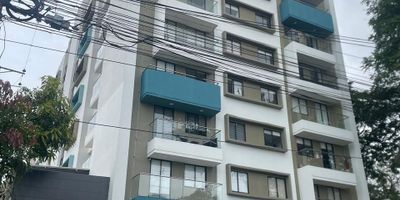 VENDO ARRIENDO APARTAMENTO EN IBAGUÉ – EDIFICIO TORRE BOREAL

El apartamento cuenta con un área construida de aproximadamente 74 m2, distribuidos de forma moderna y funcional. Dispone de tres habitaciones con clóset, siendo la principal con baño privado, además de un baño auxiliar para las demás áreas. La sala comedor se conecta con un balcón amplio que permite disfrutar de la brisa y el paisaje. Su cocina integral está diseñada para la comodidad y cuenta con zona de ropas independiente.

Incluye dos parqueaderos en línea y deposito. El edificio dispone de ascensor, garantizando comodidad y fácil acceso. Entre las zonas comunes se destacan una piscina, gimnasio, lobby y vigilancia 24 horas, espacios que hacen de Torre Boreal un lugar pensado para el bienestar y la seguridad.

Precio Venta: $310.000.000
Precio Arriendo: $2.000.000 sin amoblar - $2.400.000 amoblado
Administración: $440.000